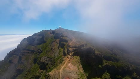 Faszinierendes-Drohnenvideo-Aus-Großer-Höhe-Vom-Pico-Do-Pico-Wanderweg