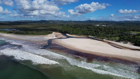 Fluss-Und-Strand-Von-Ownil-In-Byron-Bay,-New-South-Wales,-Australien-–-Drohnenaufnahme