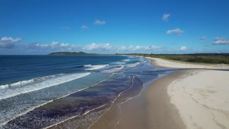 Strand-Von-Ownil-Mit-Meereswellen,-Die-An-Das-Sandufer-In-New-South-Wales,-Australien-Plätschern-–-Drohnenaufnahme