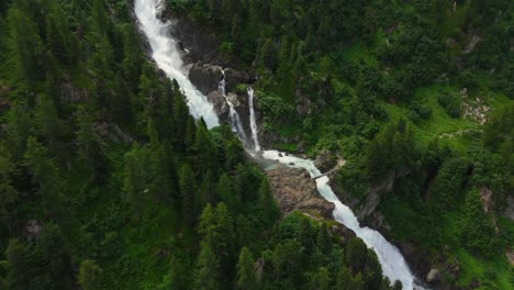 Majestuosa-Cascada-Que-Cae-Por-Una-Ladera-De-Montaña-Verde-Y-Boscosa