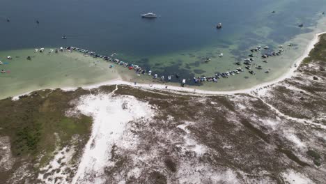 Boote-Angedockt-Am-Shell-Island-Beach-In-Panama-City,-Florida,-USA