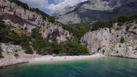 Vista-Aérea-De-La-Playa-De-Nugal,-Destino-Turístico-Cerca-De-Makarska,-Croacia