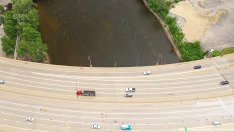 Viel-Befahrene-Autobahnbrücke-über-Den-Grand-River-In-Grand-Rapids,-Michigan