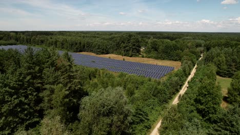 Luftaufnahme-Eines-Solarpanelen-Ackerfeldes-Mit-Grüner,-Erneuerbarer-Energie