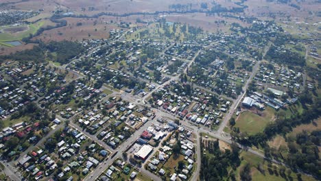 Vuelo-Con-Drones-Sobre-La-Ciudad-De-Kilcoy,-En-La-Región-De-Somerset,-Queensland,-Australia