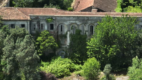 Edificio-Escolar-Abandonado-Y-Cubierto-De-Vegetación-En-Italia,-Con-Vides-Y-Vegetación,-Fotografiado-Durante-El-Día