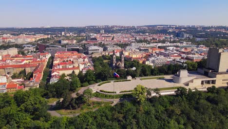 Erleben-Sie-Prag-Von-Oben-Mit-Luftaufnahmen-Des-Žižkov-Hügels,-Historischer-Stätten-Und-Wahrzeichen-Der-Stadt,-Die-Die-Architektonischen-Und-Landschaftlichen-Wunder-Der-Stadt-Wunderschön-Zur-Geltung-Bringen.