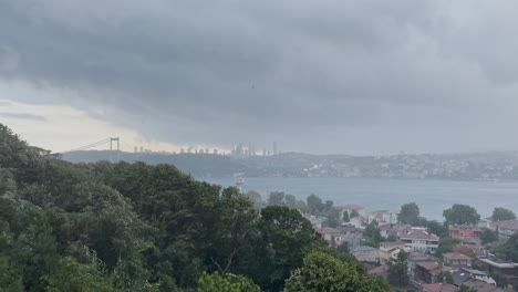 Bósforo,-Puente,-Barcos,-Mezquitas-Y-Edificios-En-Un-Clima-Lluvioso-Y-Nublado-En-Estambul