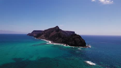 Upward-aerial-movement-about-the-endpoint-of-the-Ilheu-Da-Cal-island,-Portugal