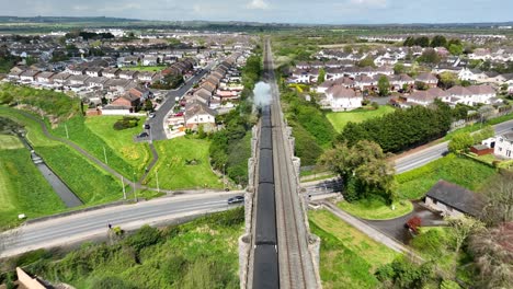 Tren-A-Vapor,-Drogheda,-Condado-De-Louth,-Irlanda,-Abril-De-2023