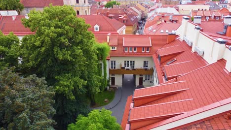 Luftaufnahme-Des-Stadtteils-Vilnius-Zeigt-Ein-Flickwerk-Aus-Roten-Ziegeldächern,-Durchsetzt-Mit-Grünflächen-Und-Gewundenen-Straßen