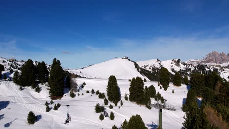 Drohnenaufnahmen-Zeigen-Die-Schneebedeckten-Hänge-Und-Sessellifte-Der-Dolomiten-An-Einem-Hellen,-Sonnigen-Tag,-Perfekt-Für-Wintersportler