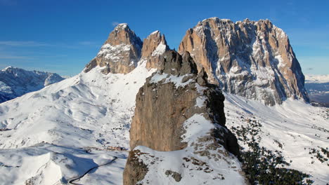 Eine-Atemberaubende-Luftaufnahme-Der-Dolomiten-Im-Winter,-Die-Ihre-Raue-Schönheit-Und-Die-Schneebedeckten-Gipfel-Zur-Schau-Stellt