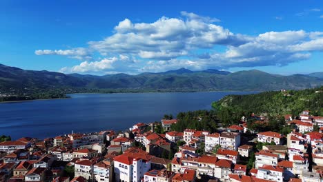 Kastoria,-Griechenland,-Wunderschöne-Skyline,-Orestiada-See,-Orangefarbene-Dächer-Von-Stadtgebäuden-Aus-Der-Luft