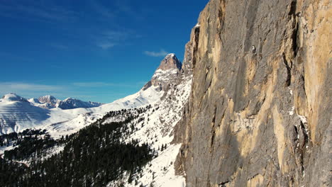 Inspirierende-Luftaufnahmen-Der-Dolomiten-Mit-Nahaufnahme-Einer-Majestätischen-Klippe-Und-Einer-Schneebedeckten-Bucht