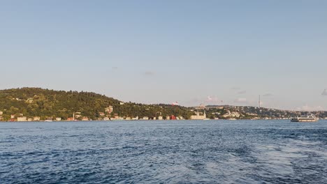 Bosporus,-Brücke,-Schiffe,-Moscheen,-Gebäude,-Menschen-Und-Leben-In-Istanbul,-Türkei