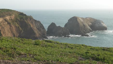 Los-Promontorios-De-Marin-En-Sausalito,-California,-Ofrecen-Vistas-Impresionantes-Del-Océano-Pacífico,-Con-Colinas-Onduladas-Y-Acantilados-Espectaculares-Que-Crean-Un-Telón-De-Fondo-Impresionante-Para-Aventuras-Al-Aire-Libre.