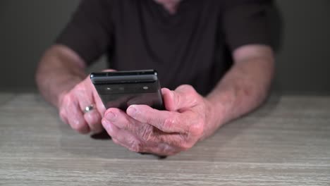 Senior-Nutzt-Ein-Neues-Smartphone-Zum-Surfen-Im-Internet-Und-Zum-Lesen-Der-Nachrichten