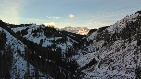 Luftaufnahmen-Eines-Sonnenaufgangs,-Der-Ein-Schneebedecktes-Bergtal-In-Den-Dolomiten-Erhellt