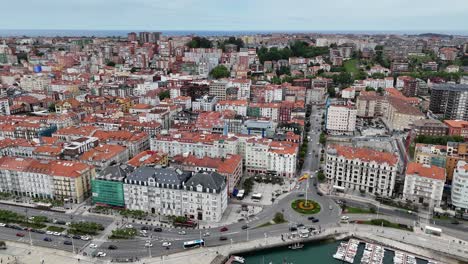 Aufsteigende-Drohne,-Luftaufnahme-Der-Stadt-Santander-In-Spanien,-Drohne,-Luftaufnahme