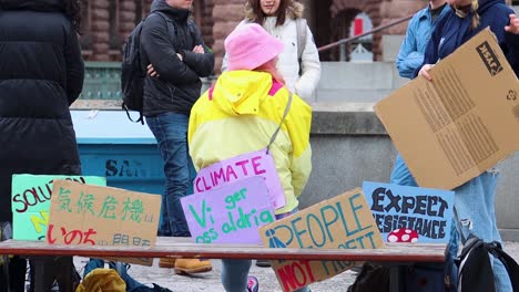 Klimaprotestler-Demonstrieren-In-Schweden-Mit-Bunter-Kleidung-Und-Plakaten