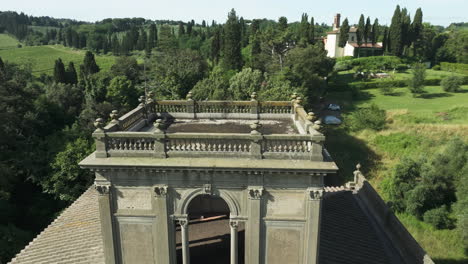 Historic-Italian-villa-surrounded-by-lush-greenery,-shot-from-above