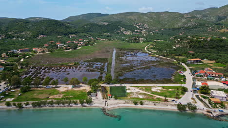 Vista-Aérea-De-La-Costa-Del-Mar-Jónico-En-Zante,-Popular-Ciudad-Turística-En-Zakynthos,-Grecia