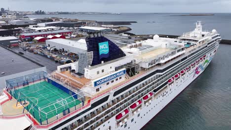 Das-Video-Zeigt-Das-Kreuzfahrtschiff-MSC-Norwegian-Pearl-Im-Hafen-Von-Reykjavik-Mit-Einer-Aufnahme-Aus-Der-Vogelperspektive,-Die-Das-Schiff-Und-Den-Hafen-Zeigt