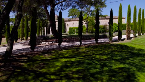 Toma-Lenta-De-árboles-Verticales-Que-Bordean-El-Camino-De-Entrada-A-Un-Castillo-En-Uzes