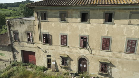 Una-Villa-Abandonada-Con-Plantas-Crecidas-En-La-Italia-Rural,-Día-Soleado,-Vista-Aérea