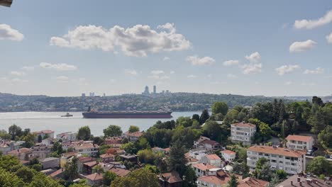 Bosporus,-Brücke,-Schiffe,-Moscheen,-Gebäude,-Menschen-Und-Leben-In-Istanbul,-Türkei