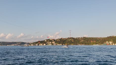 Bosporus,-Brücke,-Schiffe,-Moscheen,-Gebäude,-Menschen-Und-Leben-In-Istanbul,-Türkei