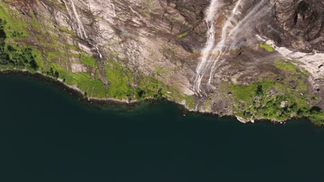 Vista-Aérea-De-Arriba-Hacia-Abajo-De-La-Cascada-De-Las-Siete-Hermanas-En-El-Fiordo-De-Geiranger,-Noruega