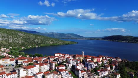 Kastoria,-Griechenland,-Orestiada-See,-Region-Mazedonien,-Luftaufnahme-Von-Stadtgebäuden-Mit-Orangefarbenem-Dach