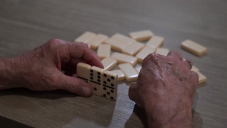 Las-Manos-De-Una-Persona-Mayor-Sacan-Fichas-De-Dominó-De-La-Pila-Al-Comienzo-De-Un-Juego.