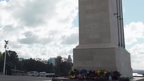 Vista-Fija-De-Flores-En-La-Base-Del-Monumento-Conmemorativo-Del-Cenotafio-De-Auckland-En-La-Corte-De-Honor-En-Nueva-Zelanda-En-Un-Día-Nublado