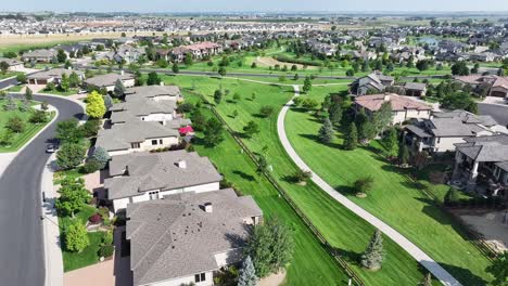 Millonarios-Con-Campo-De-Golf-Privado-Viven-En-Viviendas-De-élite-En-Timnath,-Colorado