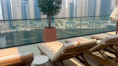 Sonnenliegen,-Dubai-Marina-Und-Wolkenkratzer-Im-Vida-Marina-Hotel