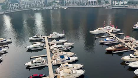 Yachten-Angedockt-In-Dubai-Marina-Und-Blick-Auf-Den-Kanal