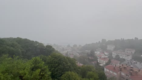 Bosporus,-Brücke,-Schiffe,-Moscheen-Und-Gebäude-Bei-Regnerischem-Und-Bewölktem-Wetter-In-Istanbul