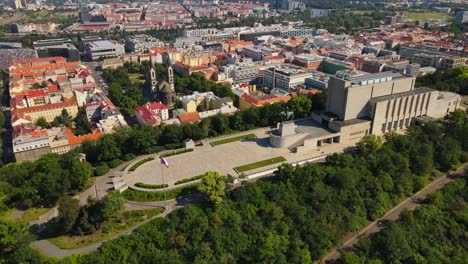 Luftaufnahmen-Von-Prag-Mit-Dem-Žižkov-Hügel,-Historischen-Gebäuden-Und-Wahrzeichen-Der-Stadt,-Die-Die-Architektonische-Vielfalt-Und-Den-Malerischen-Charme-Der-Stadt-Hervorheben