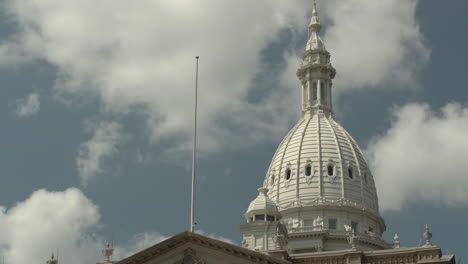 Cúpula-Del-Edificio-Del-Capitolio-De-Michigan,-Lansing,-Michigan,-Con-Nubes