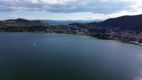 Lago-Orestiada,-Kastoria,-Grecia,-Región-De-Macedonia,-Ciudad-Aérea