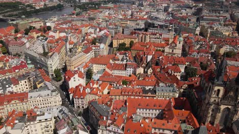 Imágenes-Aéreas-De-La-Plaza-Del-Casco-Antiguo-De-Praga,-Que-Muestran-La-Icónica-Iglesia-De-Tyn,-Un-Vibrante-Paisaje-Urbano-Histórico,-Tejados-Coloridos-Y-Una-Belleza-Arquitectónica-Que-Captura-El-Patrimonio-Cultural-De-La-Ciudad.