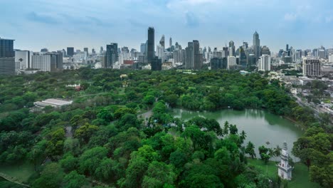 Zeitraffer-Stadtbild-Eines-öffentlichen-Parks-Und-Hochhäusern-In-Einer-Metropole