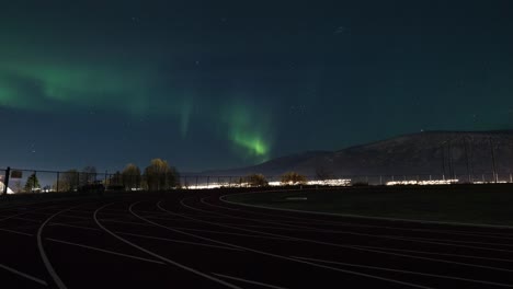 Ein-Zeitraffer-Des-Nordlichts,-Das-Nachts-über-Der-Eisenbahn-In-Tromsø-Leuchtet