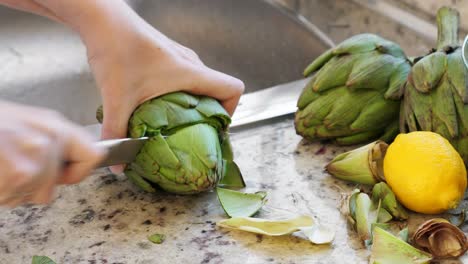 Mujer-Cortando-Alcachofa.-Proceso-De-Cocción-En-La-Cocina.-Lista-Para-Preparar.