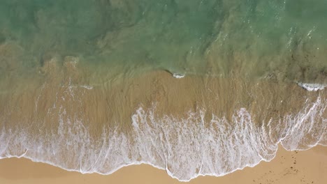 Tropischer-Sandstrand-Der-Karibik-Mit-Wellen,-Reiseziel,-Naturhintergrund.-Luftansicht-Von-Oben