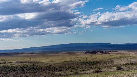 El-Lapso-De-Tiempo-Del-Cielo-Nublado-Sobre-El-Campo-En-Primavera.