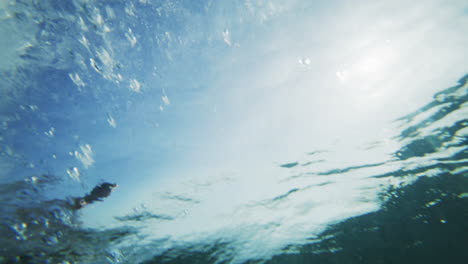 Teleschwenk-über-Die-Meereswelle,-Während-Surfer-In-Einen-Unterwasserwirbelsturm-Gerät